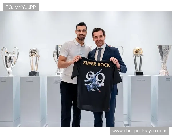 波尔图训练场花絮：新星莫拉半场吊射，队长科斯塔玩笑飞踹回应